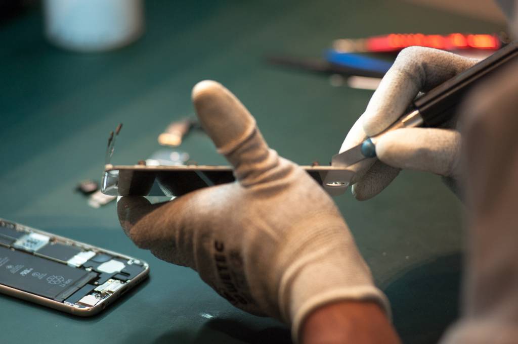 technicien téléphone réparation smartphone panne allumer micro-soudure appareil connecté réparer écran bouton