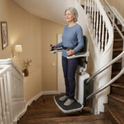 Monte escalier debout