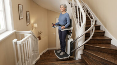 Monte escalier debout