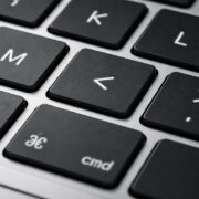 découvrez comment utiliser correctement le signe inférieur sur clavier et évitez les erreurs courantes grâce à nos astuces simples et efficaces.