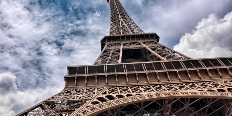 tour eiffel contre-plongée